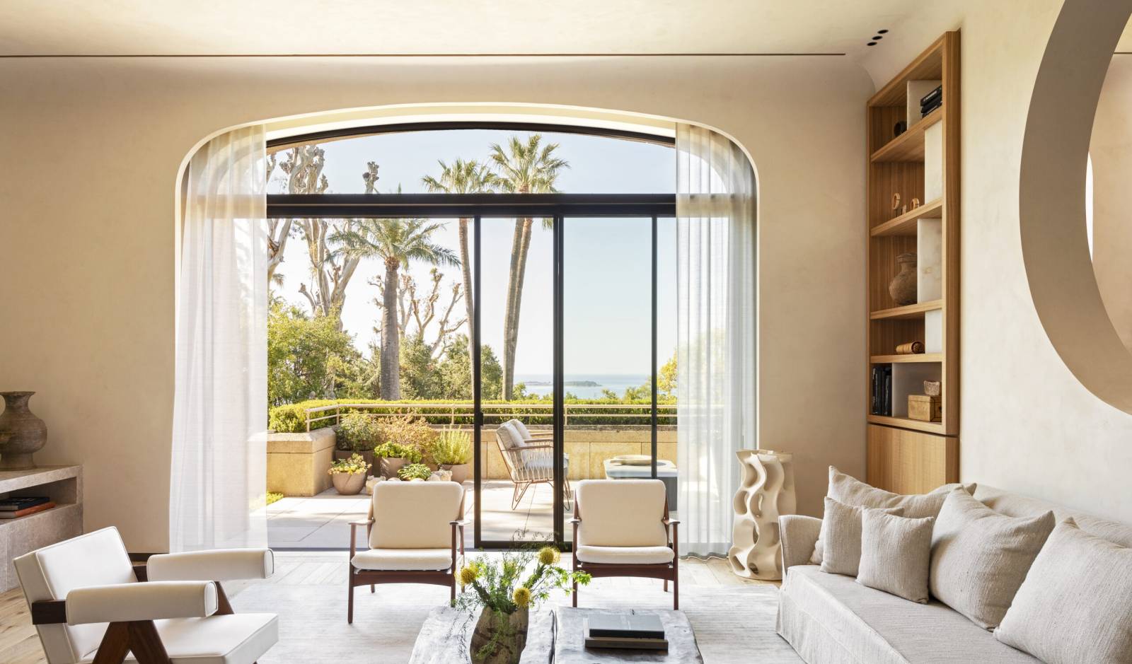 Fenêtre œil-de-bœuf grand format sur châssis en aluminium pour un appartement à Cannes