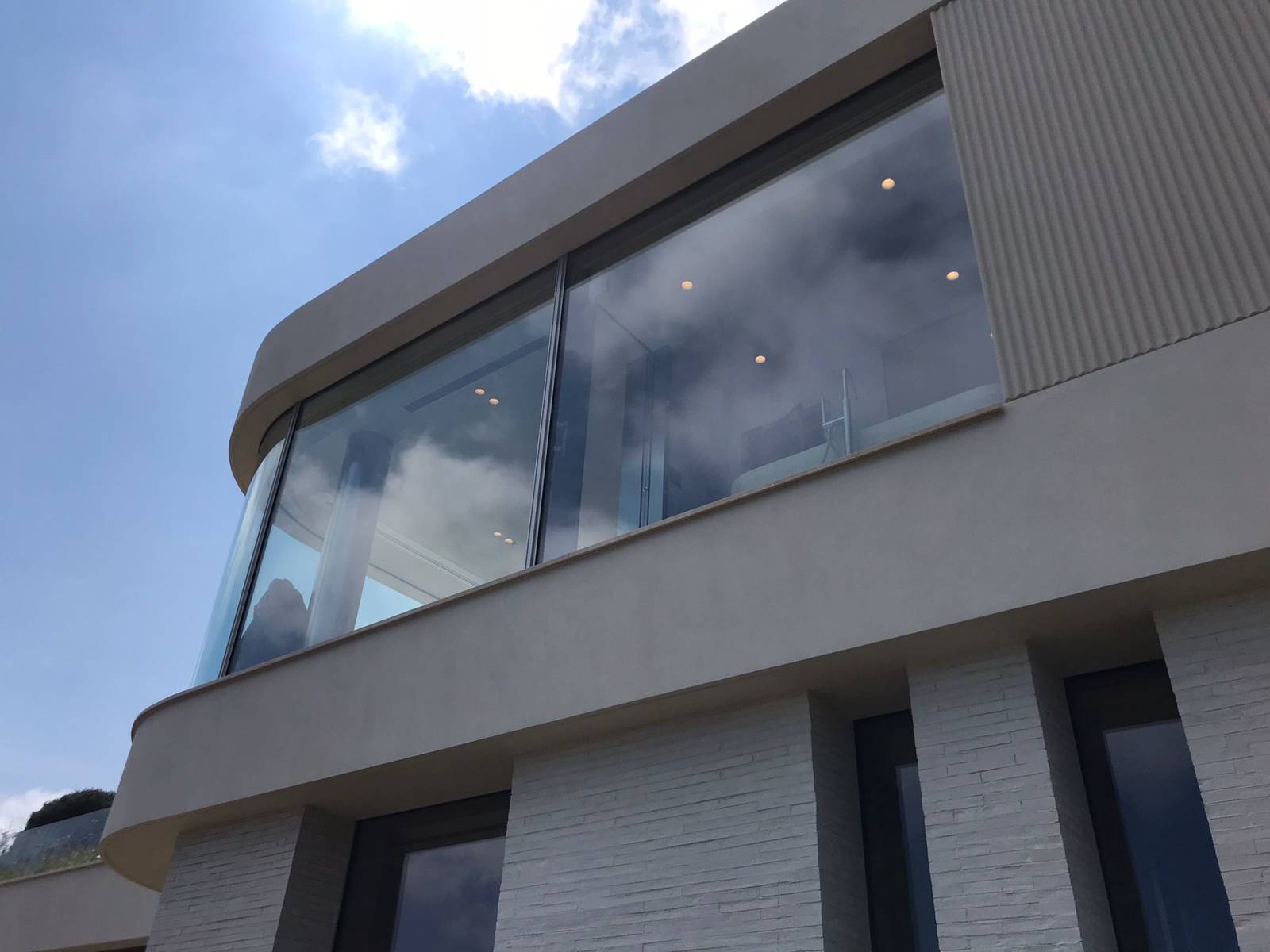 Baie bombée avec vitrage à contrôle solaire dans une villa de Villefranche-sur-Mer