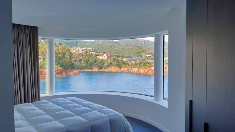 Baies vitrées bombées installées dans une villa à Saint-Raphaël dans le Var