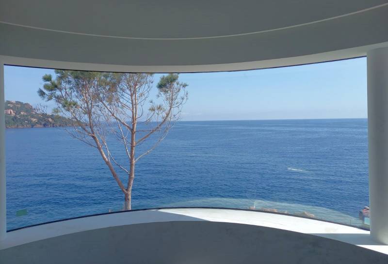 Baies vitrées bombées installées dans une villa à Saint-Raphaël dans le Var