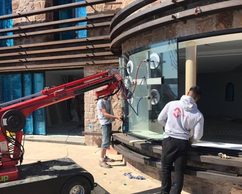 Baies vitrées bombées installées dans une villa à Saint-Raphaël dans le Var