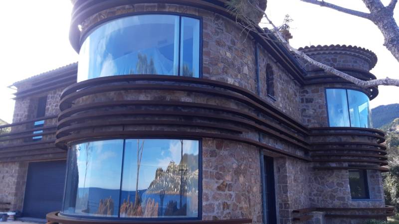 Baies vitrées bombées installées dans une villa à Saint-Raphaël dans le Var