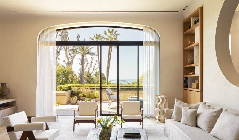 Fenêtre œil-de-bœuf grand format sur châssis en aluminium pour un appartement à Cannes