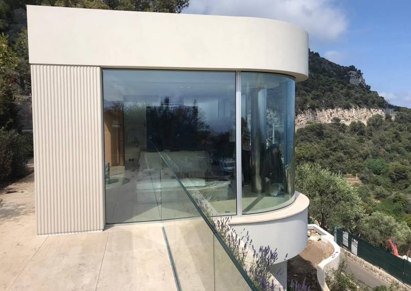 Baie bombée avec vitrage à contrôle solaire dans une villa de Villefranche-sur-Mer