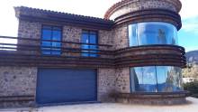 Baies vitrées bombées installées dans une villa à Saint-Raphaël dans le Var